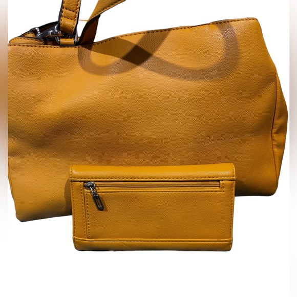 Guess handbag and matching wallet with Daisy 🌼 chain. - Picture 2 of 8